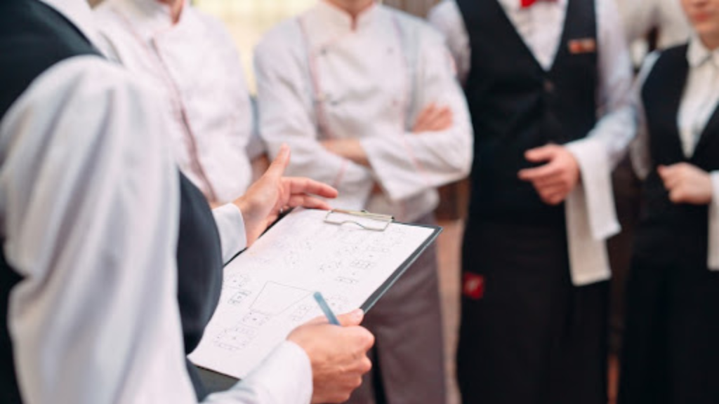 Nghệ thuật quản lý khách sạn dựa trên dữ liệu, công nghệ và chiến lược dài hạn