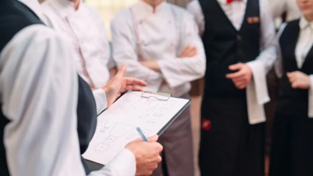 Nghệ thuật quản lý khách sạn dựa trên dữ liệu, công nghệ và chiến lược dài hạn